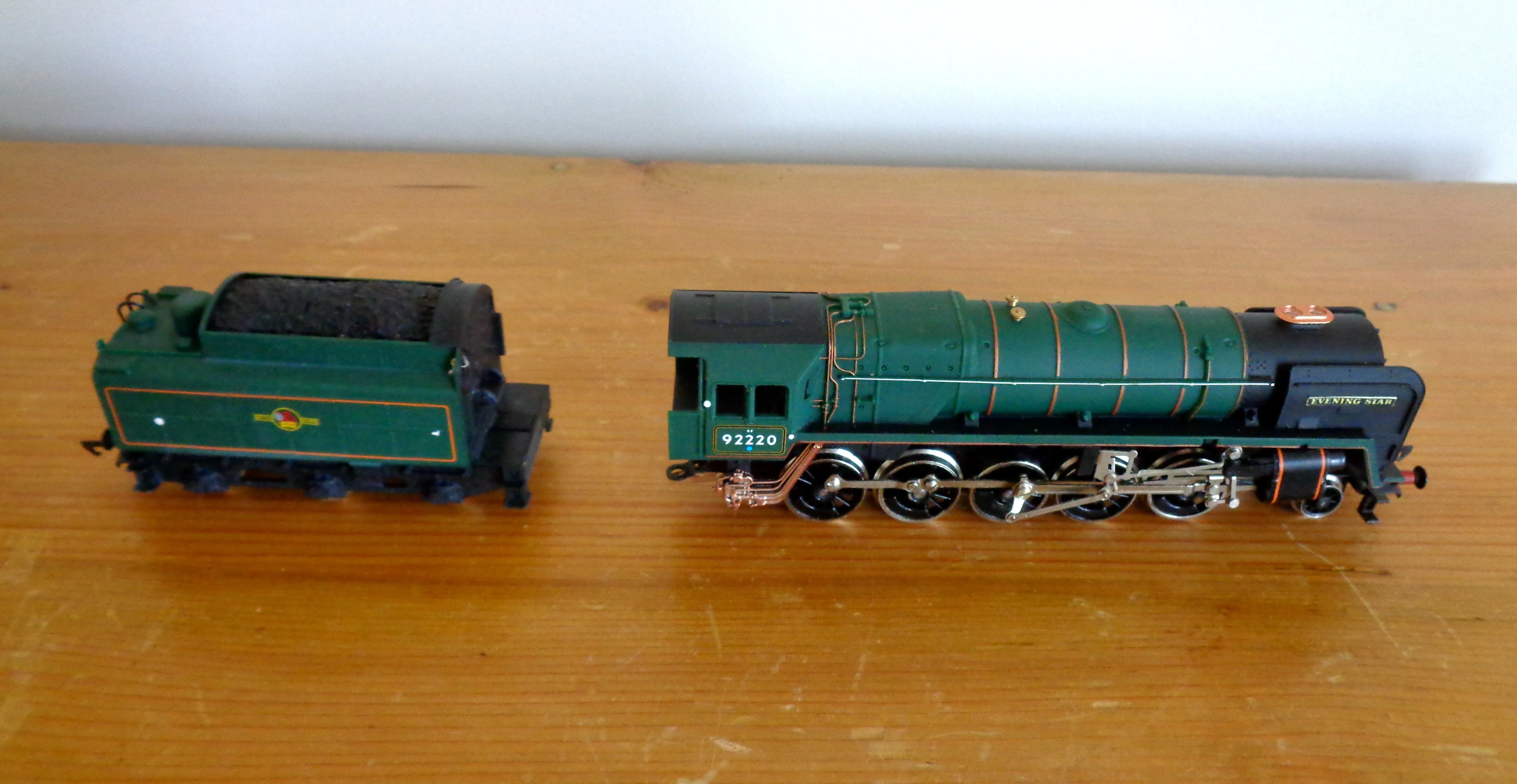 Vintage OO-Gauge Hornby 92220 Evening Star BR 2-10-0 Steam Locomotive With Tender